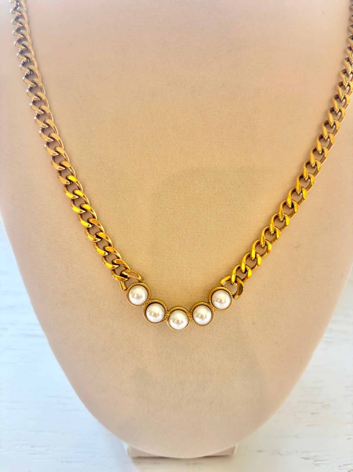 Pearl pendant necklace