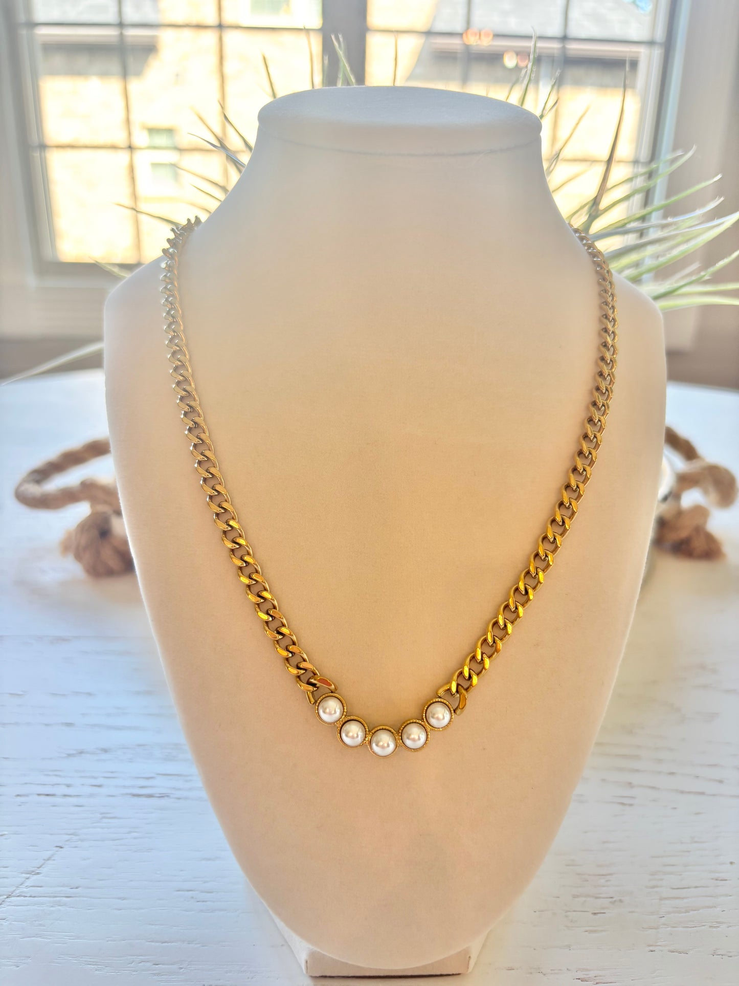 Pearl pendant necklace
