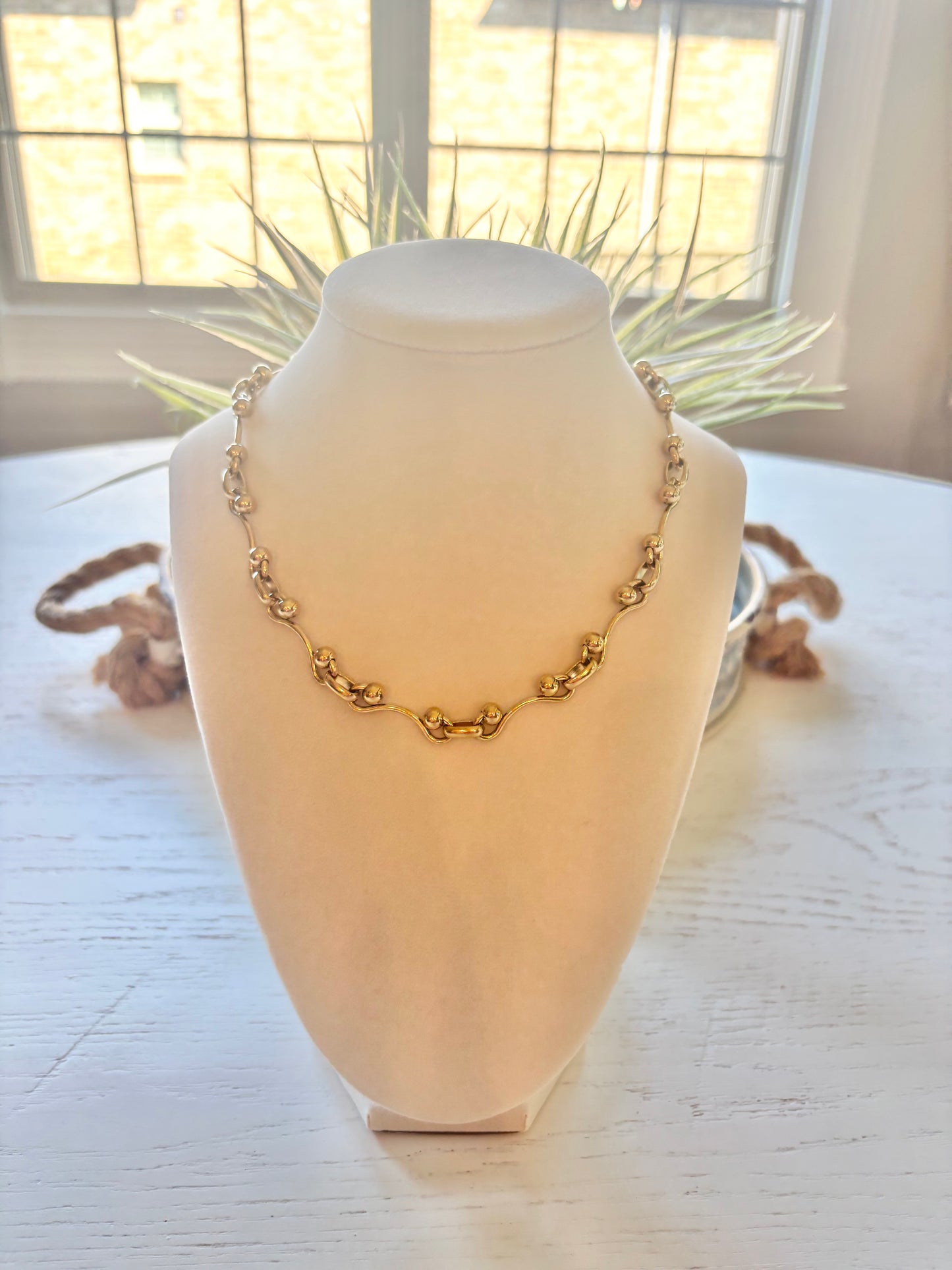 Ball squiggle necklace